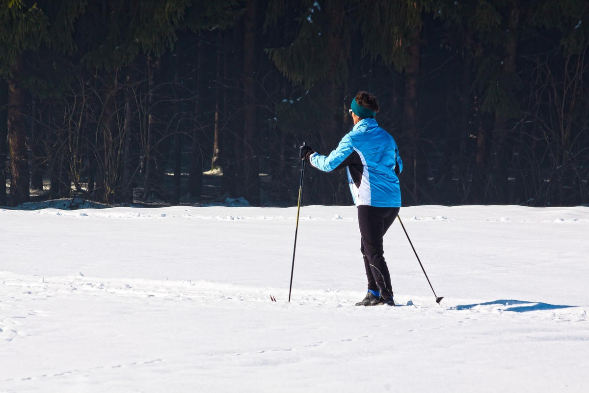 Someone propelling themselves on cross country skis